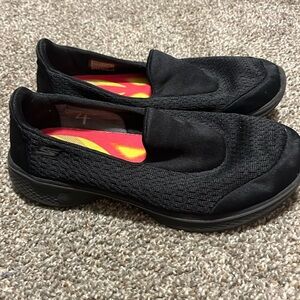 Skecher’s Go Walk 4 great preowned condition.